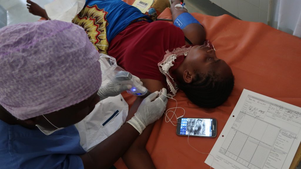 Der einheimische Kollege erlernt Anästhesie mit Ultraschall